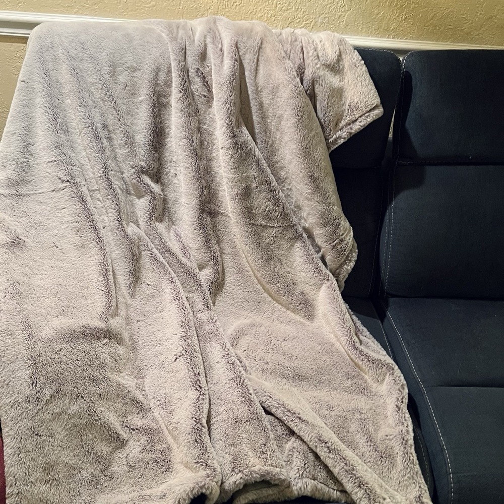 Pier 1 Imports Faux Fur Luxury Plush Throw Blanket Silver Gray 50"x 60" Elevated